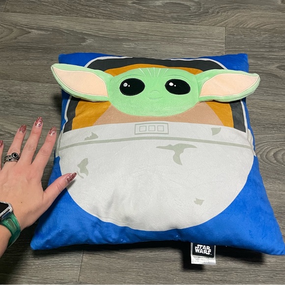 Baby Yoda throw pillow - Picture 2 of 3
